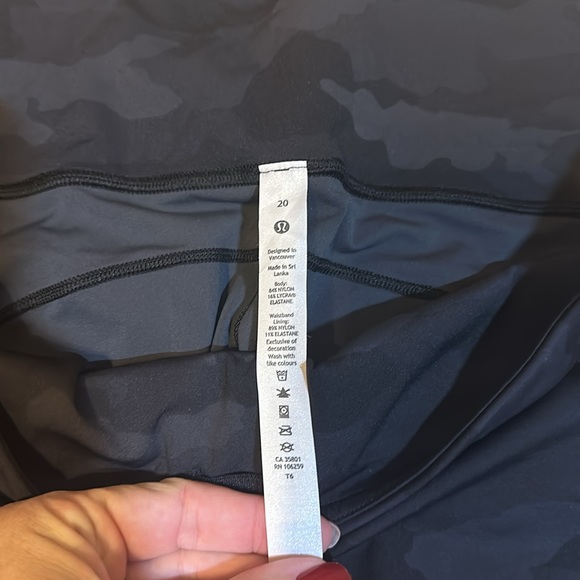 NWT Lululemon Fast & Free High Rise 25” Legging; Black/Grey Camo, size 20 - Picture 3 of 5